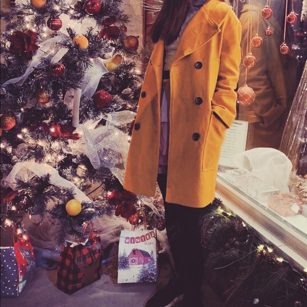 Yellow blazer coat, fit size s,m. Model 5.3ft